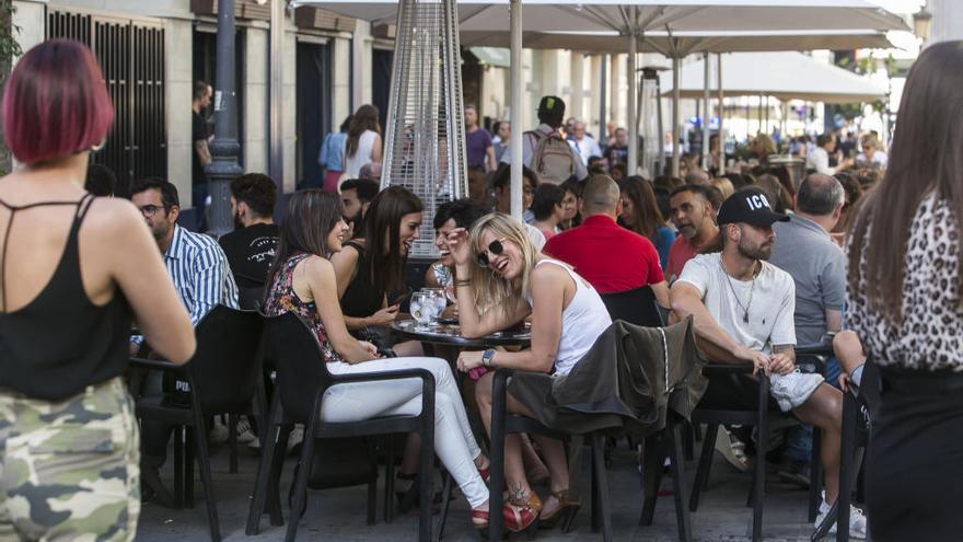 Veladores en la calle Castaños el pasado 11 de mayo