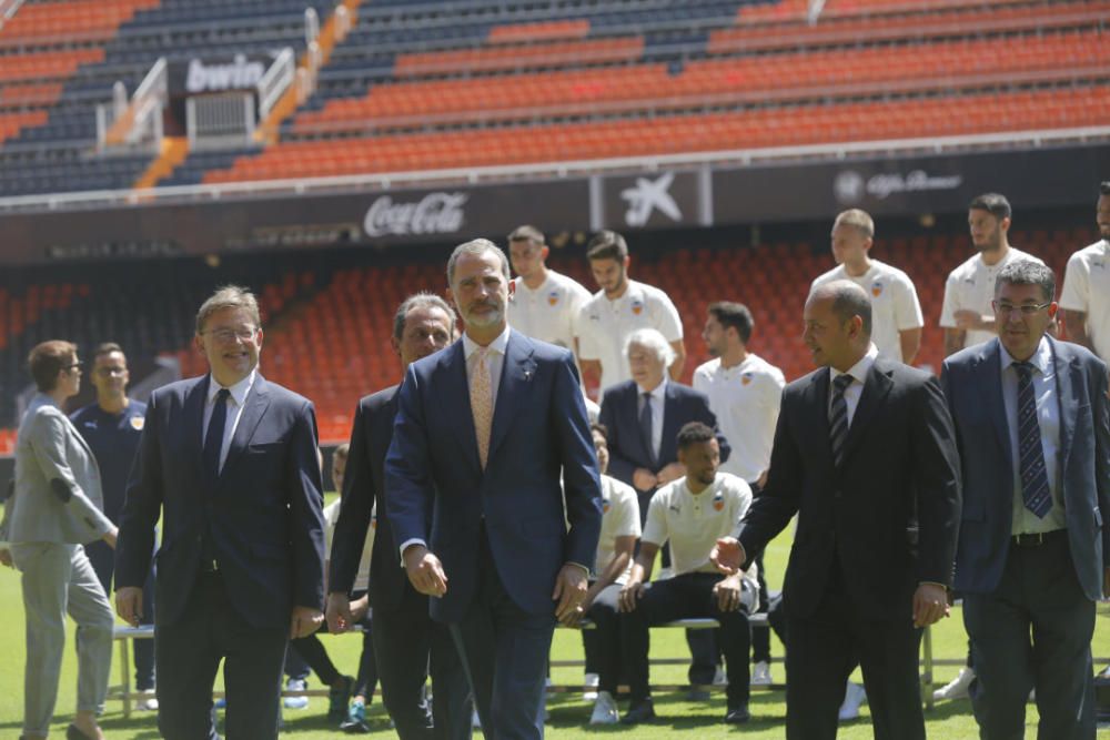 El rey Felipe VI felicita a la plantilla del Valencia CF por conseguir la Copa