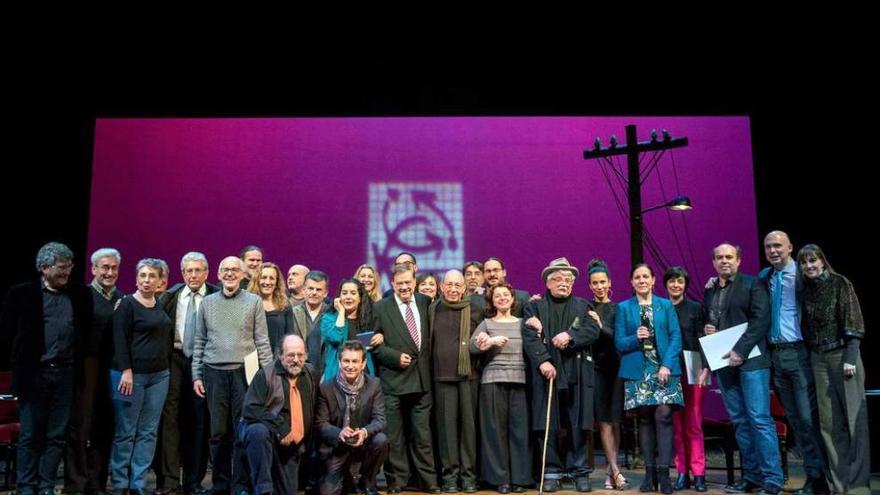 Etelvino Vázquez, quinto por la izquierda, en el teatro Español, con el resto de premiados.