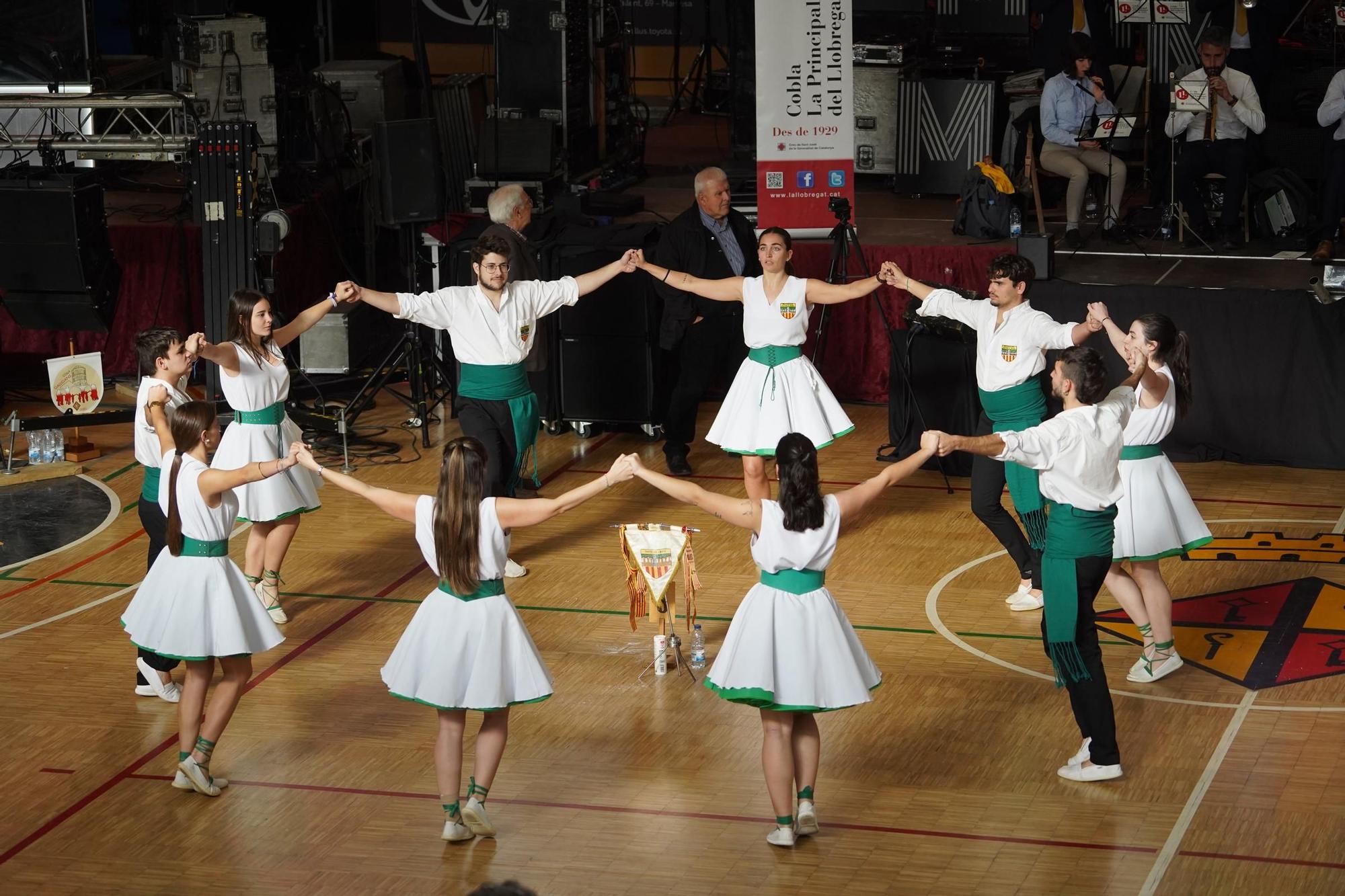 Les imatges de la celebració del 40e aniversari del Sarau Artesenc amb el concurs de colles sardanistes
