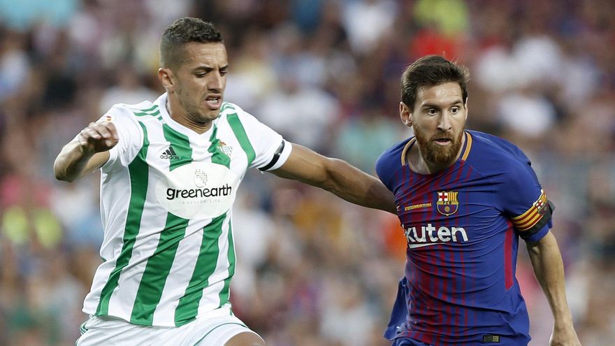 Zou Feddal, en la seva etapa al Betis, al costat de Leo Messi.