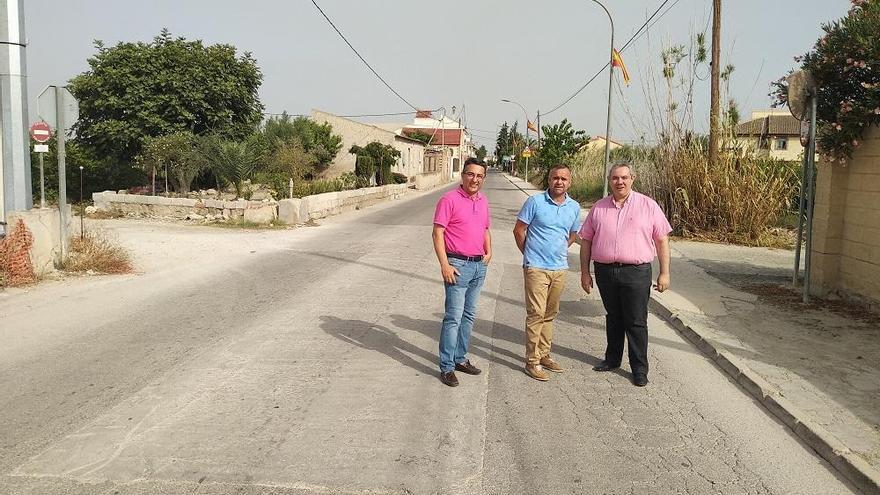 Juan Vicente Larrosa (d) durante su visita a la zona.