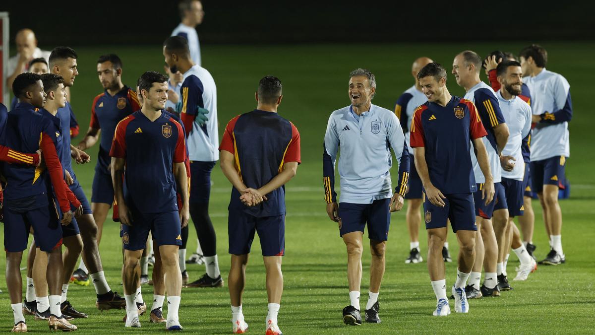 FIFA World Cup Qatar 2022 - Spain Training. Luis Enrique bromea antes de empezar la sesión preparatoria.