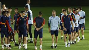 FIFA World Cup Qatar 2022 - Spain Training. Luis Enrique bromea antes de empezar la sesión preparatoria.