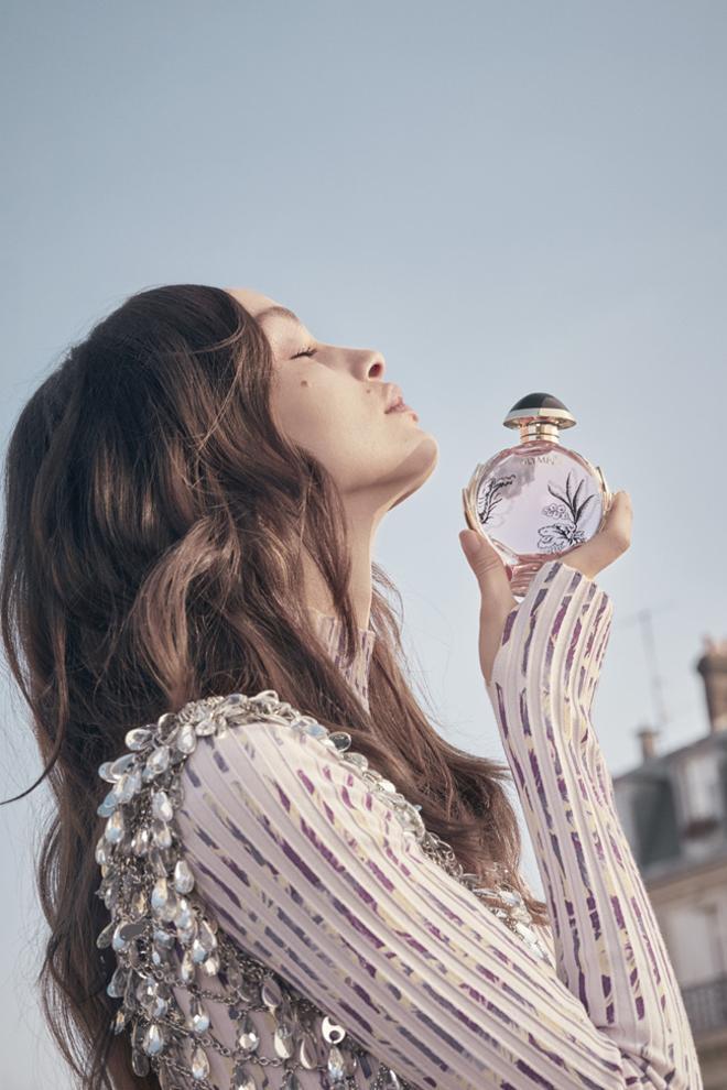 Luma Grothe, embajadora de la nueva fragancia de Olympéa Blossom de Paco Rabanne