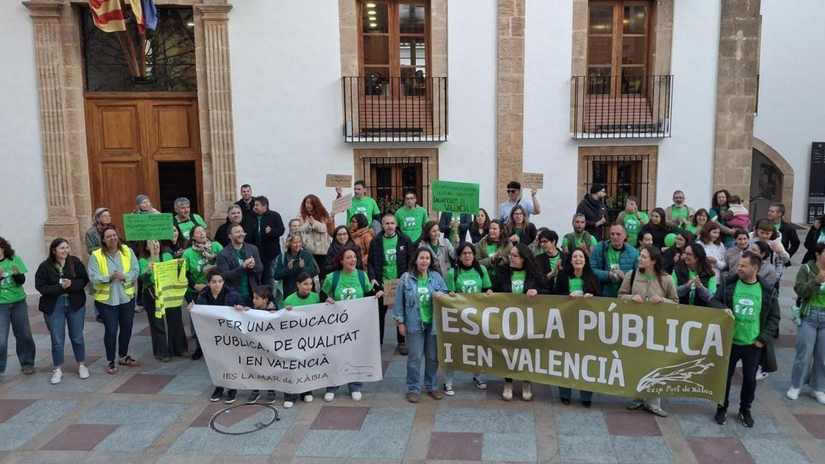 Concentración a favor de la escuela pública en valenciano