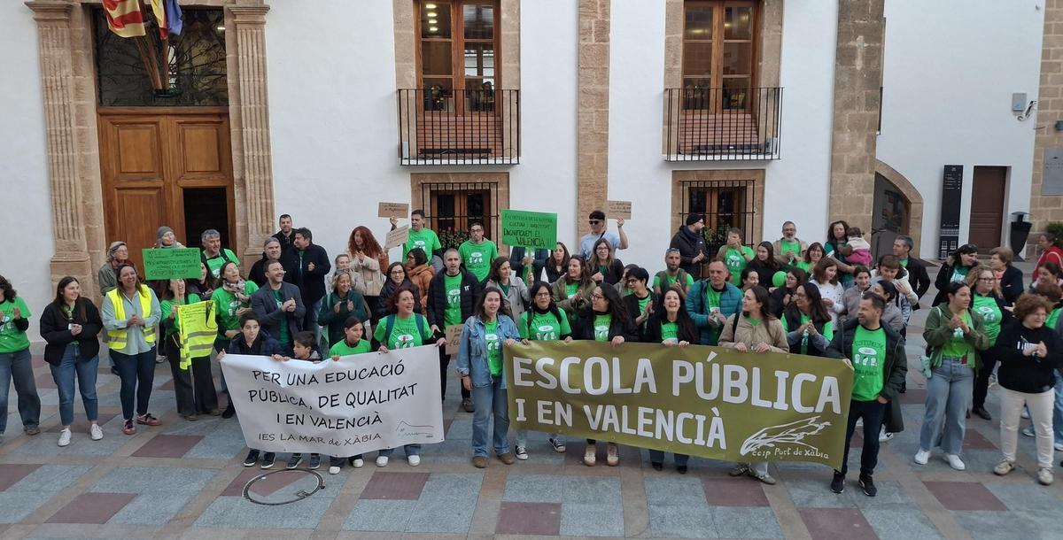 La concentración en Xàbia a favor de la escuela pública en valenciano