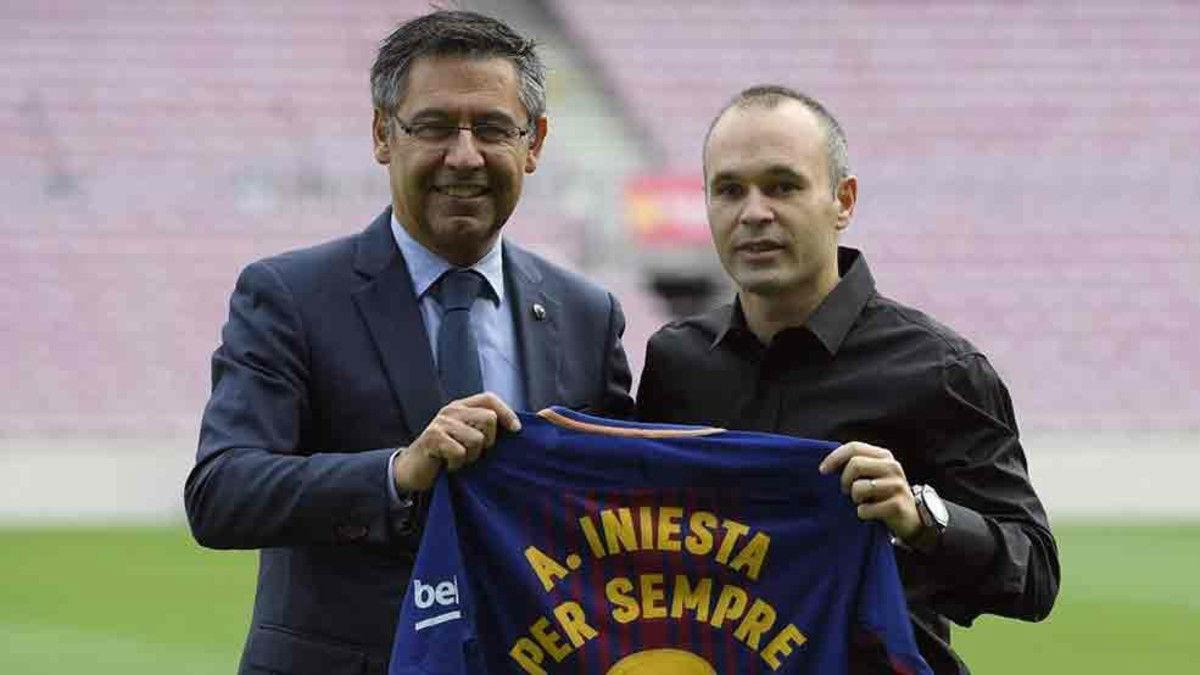 Iniesta renueva de por vida en el Barça