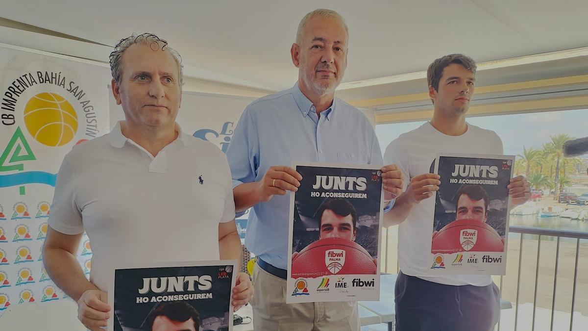 Francisco Alcalde, Guillem Boscana y Joan Feliu, con el cartel de la campaña.