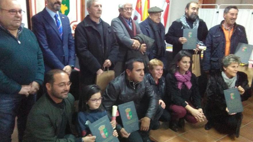 Homenajeados y familiares posan con la alcaldesa de la localidad