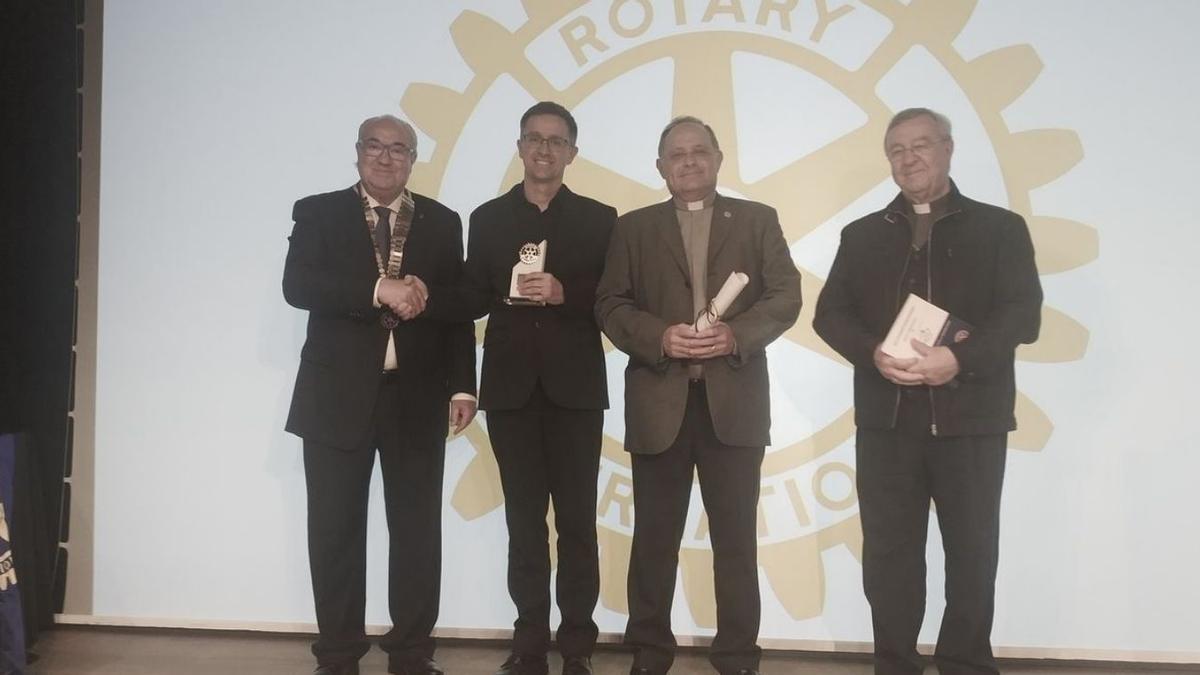 El presidente del Club Rotario en la entrega del premio a La Escolania Blauets de Lluc | ROTARY CLUB