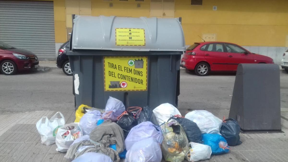 Basura amontonada fuera de los contenedores en Alzira.