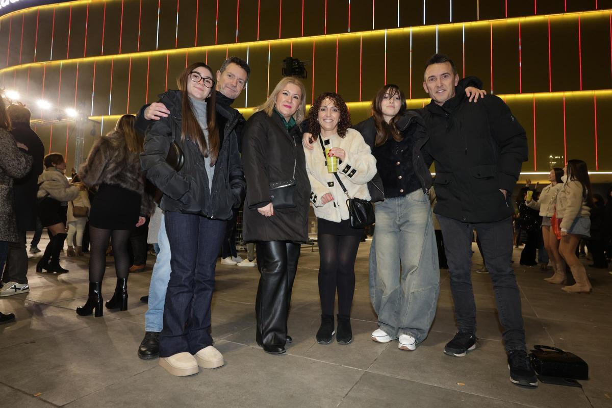 Galería de imágenes: Tardeo en la plaza del Estadio de la Cerámica de Vila-real