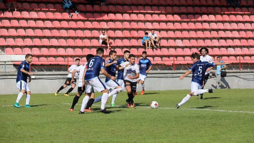 Un jugador del Silva se dispone a golpear el balón en el duelo de ayer disputado en Ourense.