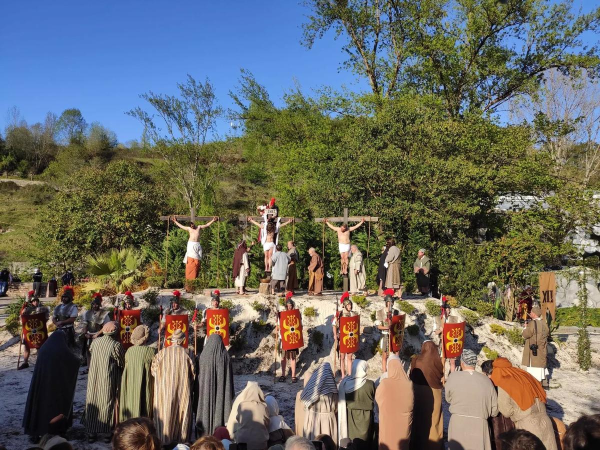 Una representación anterior de la Semana Santa en Infiesto.