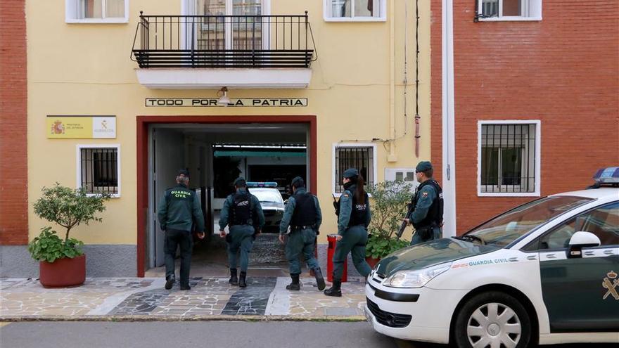 Roba un coche en Burriana e intenta apuñalar al dueño