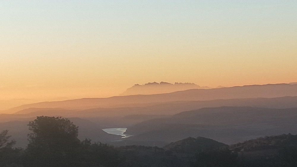 La sortida del sol i núvols alts.