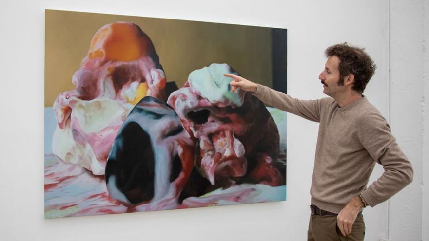 El galerista Antoni Ferrer muestra una obra de McNab