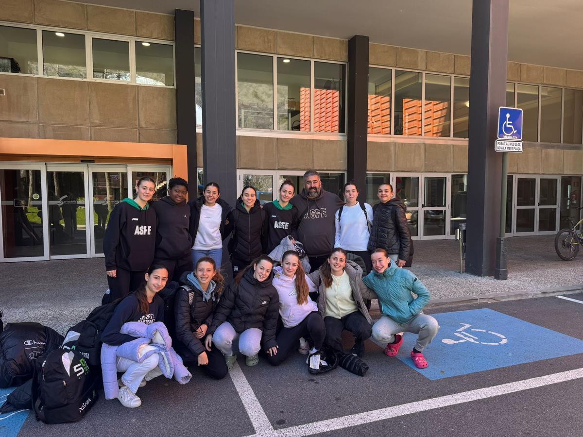 Fotografia grupal de l'equip femení de l'escola Paidos