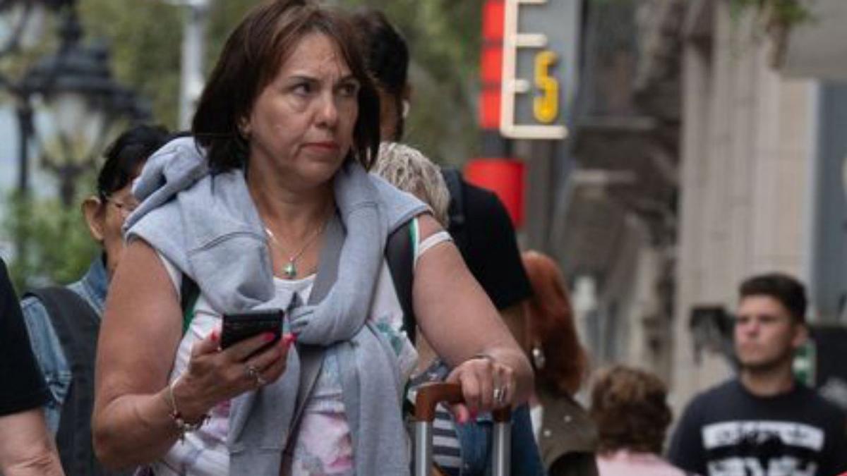 Turistes a Barcelona. | DAVID ZORRAKINO / REUTERS Turistes a Barcelona. | DAVID ZORRAKINO / REUTERS