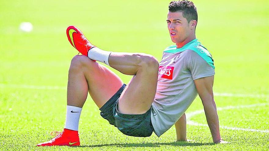 Ronaldo estira durante un entrenamiento con Portugal.