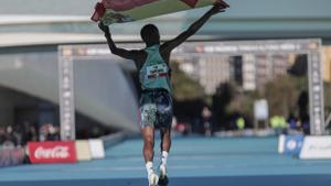 Tariku Novales revienta el récord de España del Maratón en València