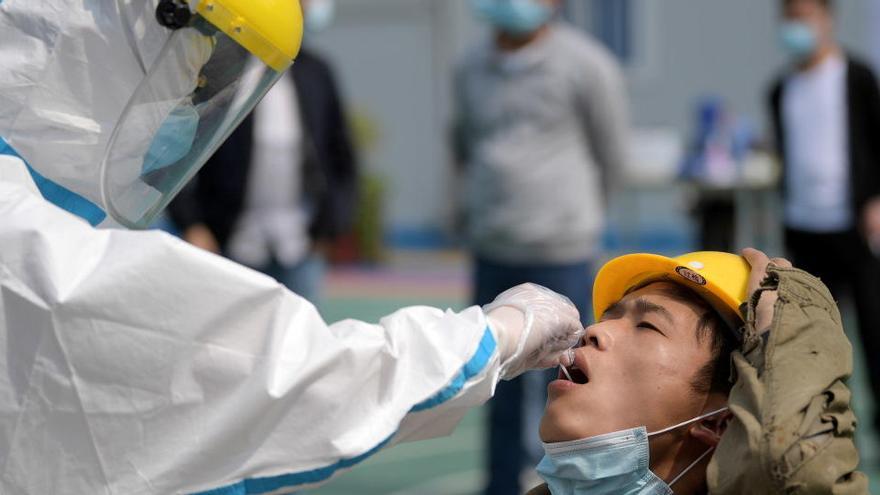 China inicia los ensayos de dos posibles vacunas.