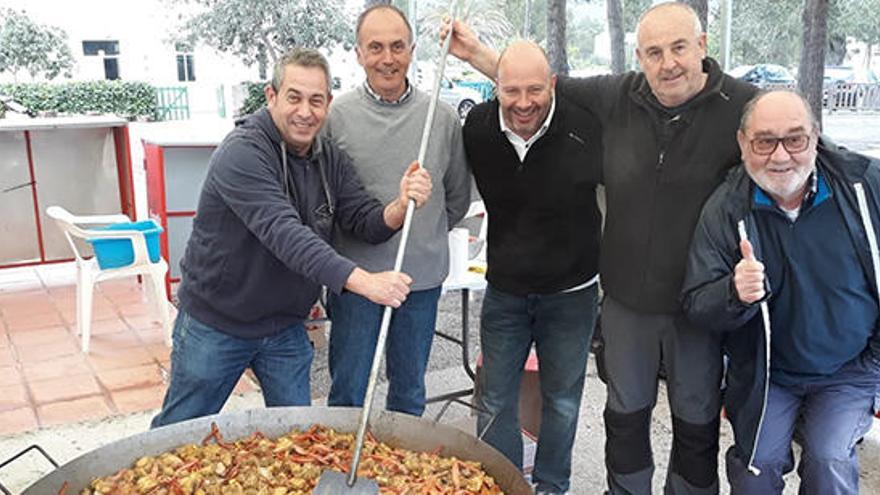 El pasado domingo se disputó el tradicional trofeo de pesca y posteriormente una multitudinaria paella con cerca de 200 personas.