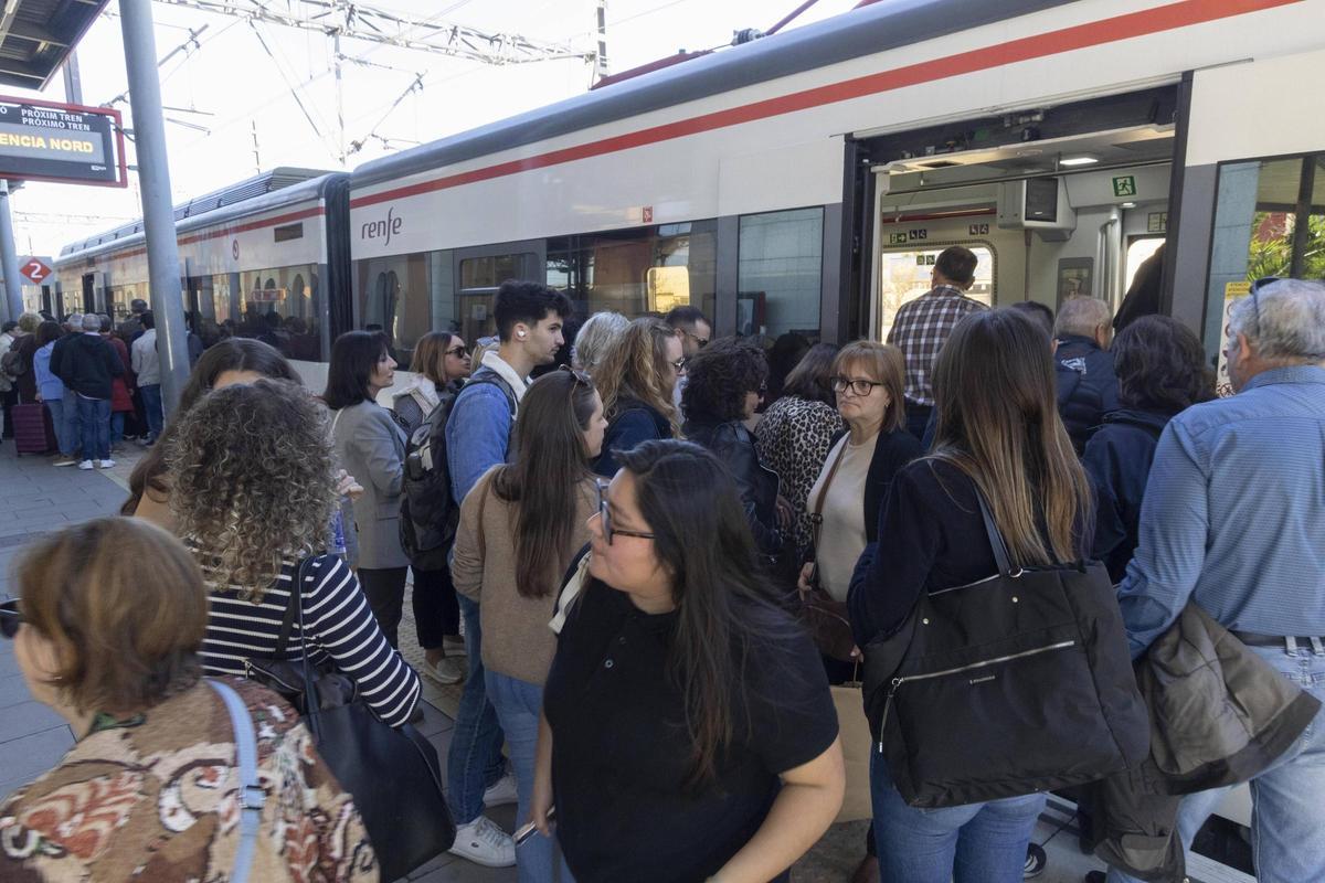 Aglomeración de pasajeros por la limitación de trenes durante las Fallas.