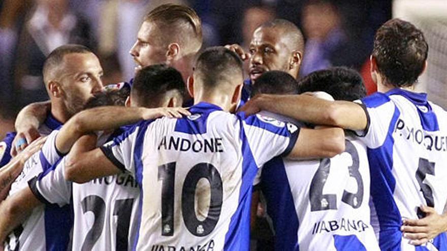 Los jugadores del Deportivo celebran el gol de Babel.