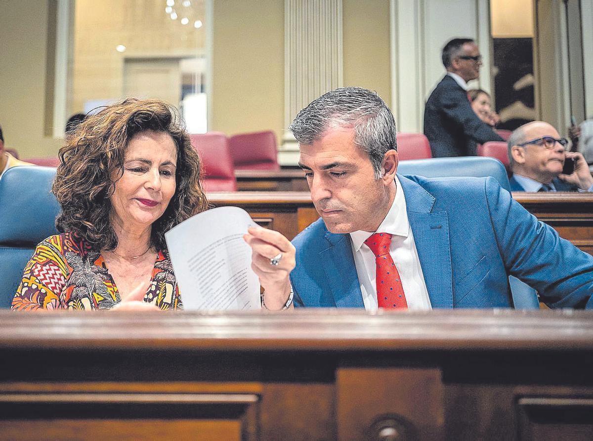La consejera Matilde Asián con el vicepresidente del Gobierno y titular de Economía, Manuel Domínguez, en sus escaños del Parlamento.