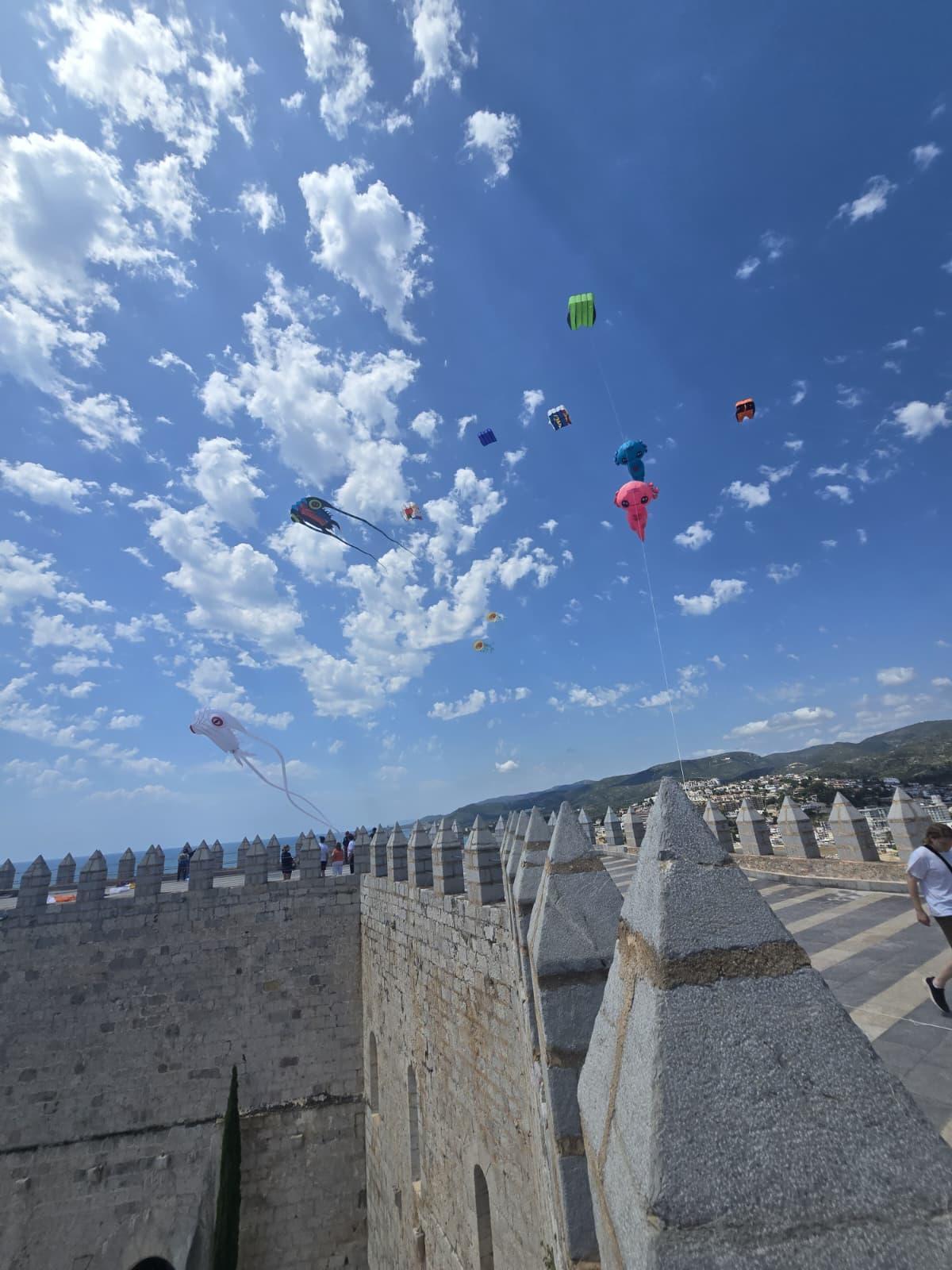Cometas del Festival del Viento inundan el castillo de Peñíscola Cometas del Festival del Viento inundan el castillo de Peñíscola
