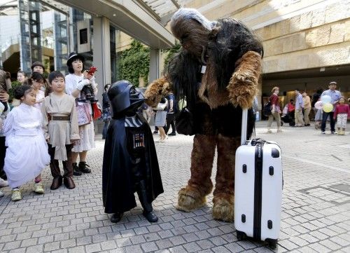 Cosplayers vestidos como los personajes de "Star Wars" Chewbacca y Darth Vader