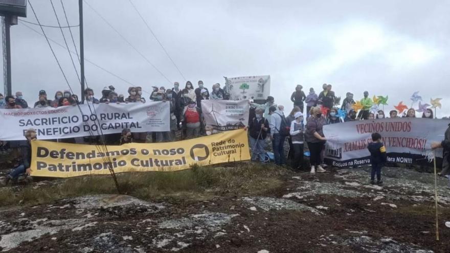 Caminata por Monte do Gato, en contra de los eólicos. | // LA OPINIÓN