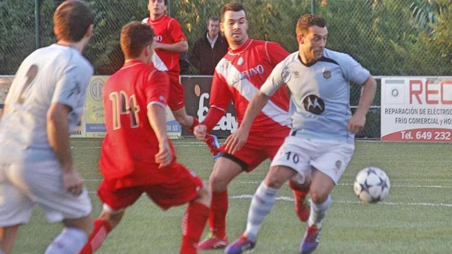 Un futbolista del Moaña es presionado por dos rivales. // S. Álvarez