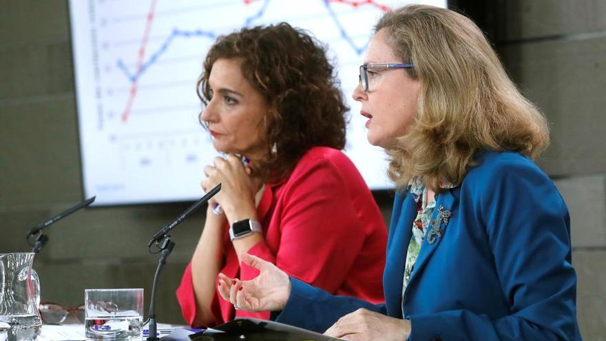 La vicepresidenta tercera y ministra de Asuntos Económicos y Transformación Digital del Gobierno, Nadia Calviño (d) junto con la ministra de Hacienda, María Jesús Montero (i).