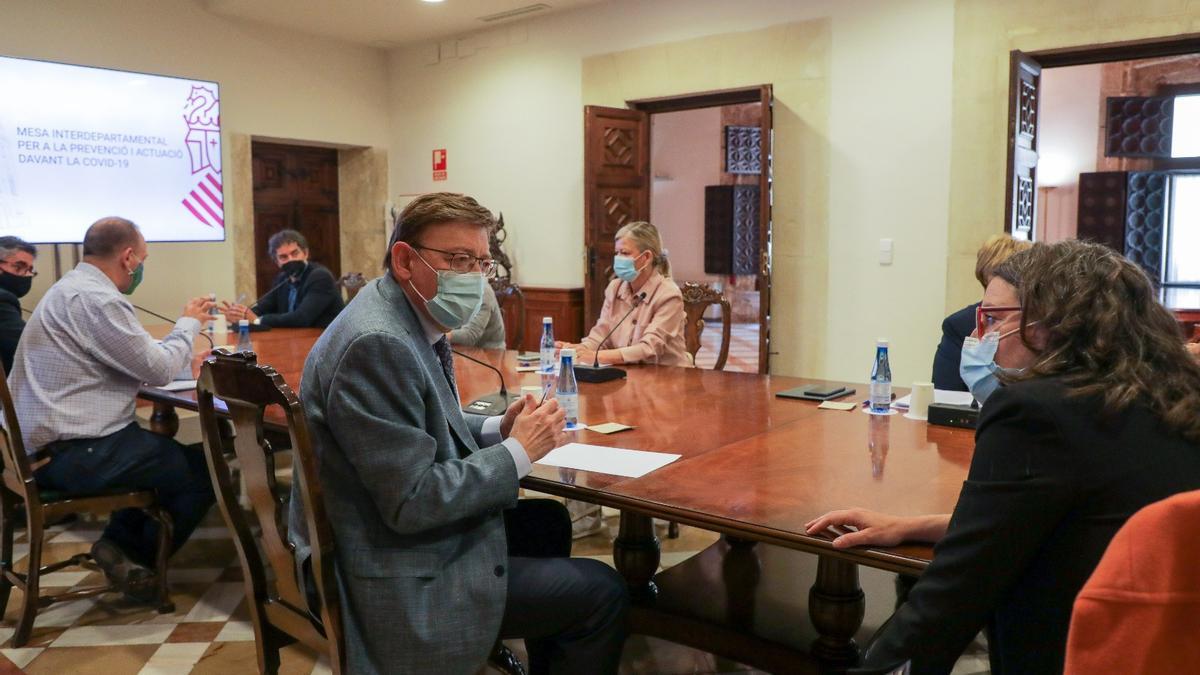 Puig, junto a los miembros del Consell, durante la Interdepartamental.