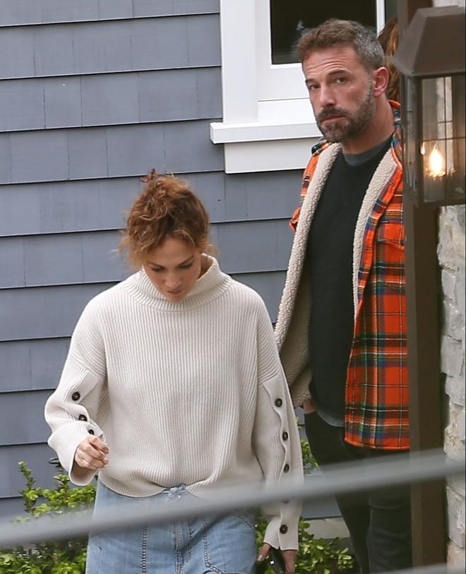Jennifer Lopez y Ben Affleck supervisando las obras de su nueva casa