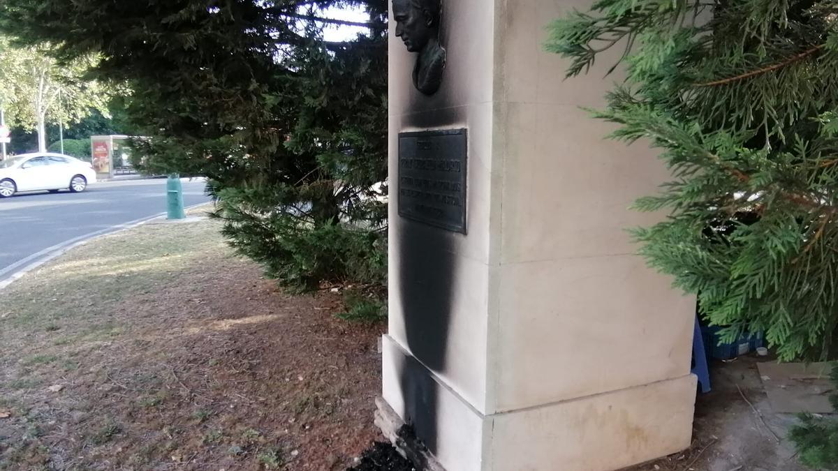 Efectos de los restos de una fogata en el basamento del monumento a fray Serafín Madrid, obra de Álvarez Duarte en la Gran Plaza de Sevilla