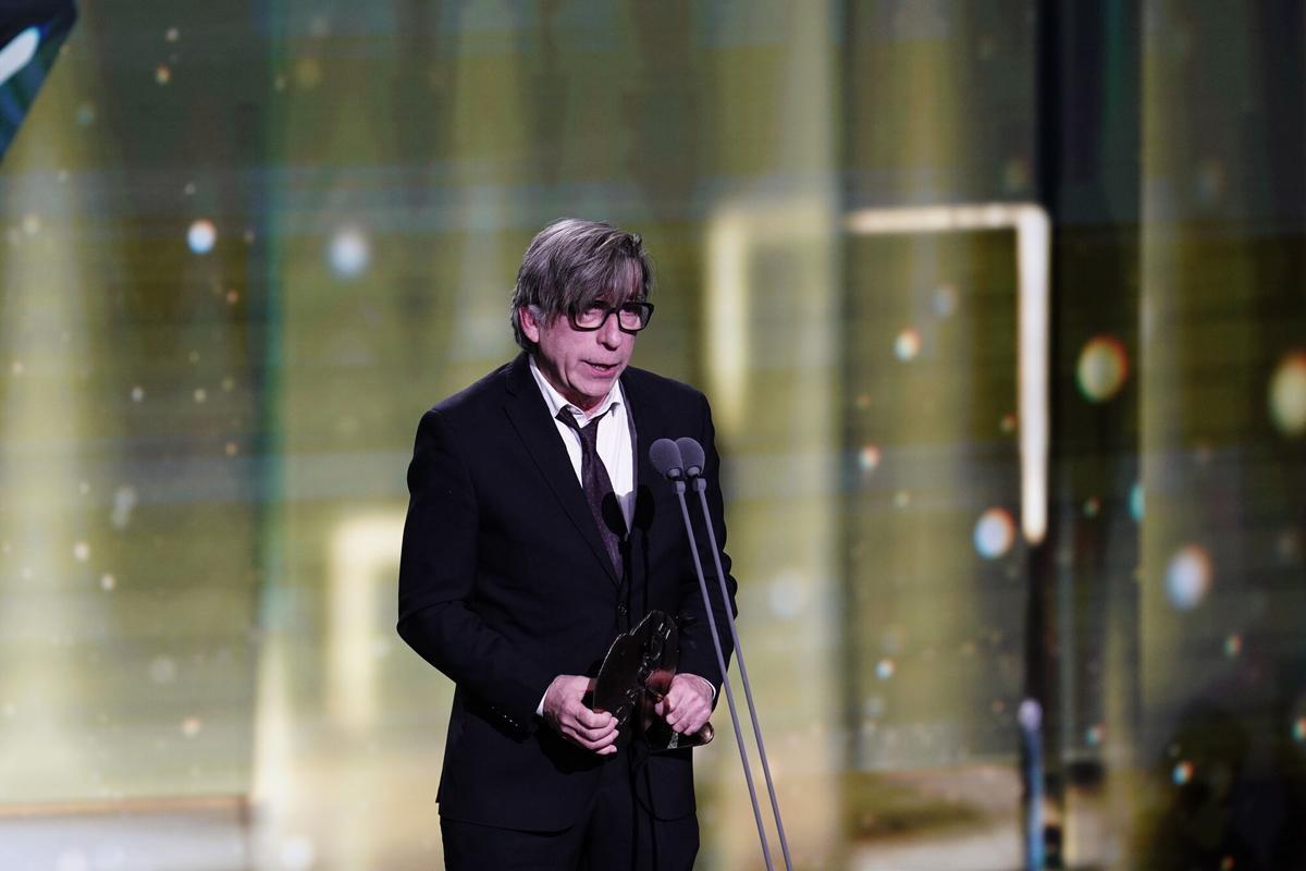 El director y creador de la serie Poquita fe Pepón Montero recoge el premio a Mejor Interpretación Femenina en una serie de ficción en nombre de Esperanza Pedreño durante la gala de la 31 edición de los Premios José María Forqué, en el Palacio Municipal de IFEMA, a 13 de diciembre de 2025, en Madrid (España). Los Premios Cinematográficos José María Forqué, conocidos como ‘Premios Forqué’, fueron creados en 1996 por la Entidad de Gestión de Derechos de los Productores Audiovisuales (Egeda) para honrar la memoria de José María Forqué, figura en la cinematografía española y primer presidente de Egeda. EGEDA creó el premio con el objetivo de difundir la importancia de la industria audiovisual española e impulsar la figura del productor cinematográfico. 13 DICIEMBRE 2025 A. Pérez Meca / Europa Press 13/12/2025. Pepón Montero;;A. Pérez Meca;