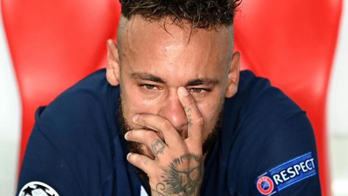 Neymar, llorando en el banquillo del PSG