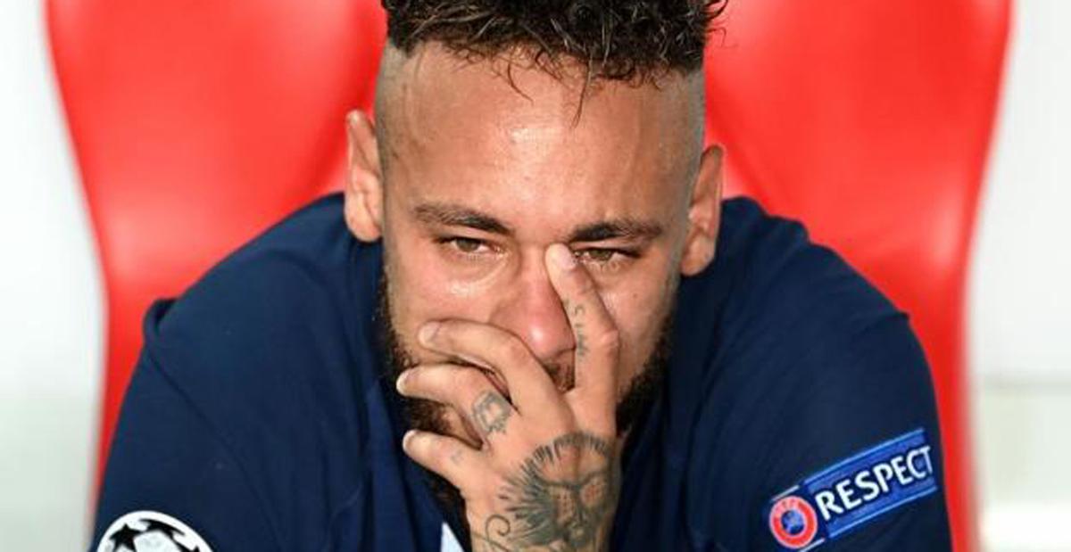 Neymar, llorando en el banquillo del PSG