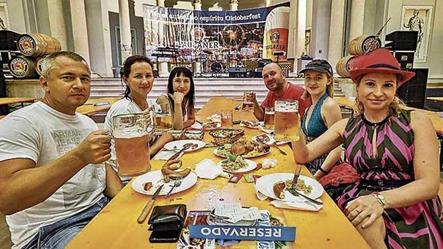 Primer día de la Oktoberfest en el Pueblo Español