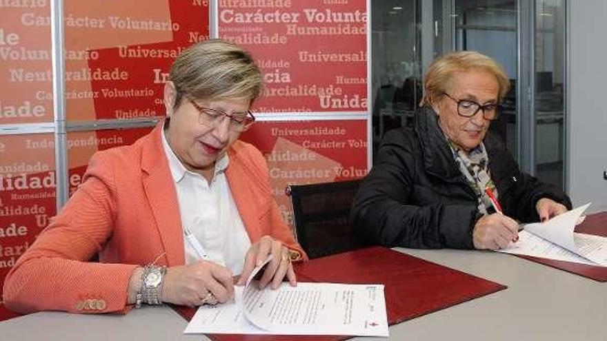 Rosa Quintana y María CarmenColmeiro ayer en A Coruña. // FdV