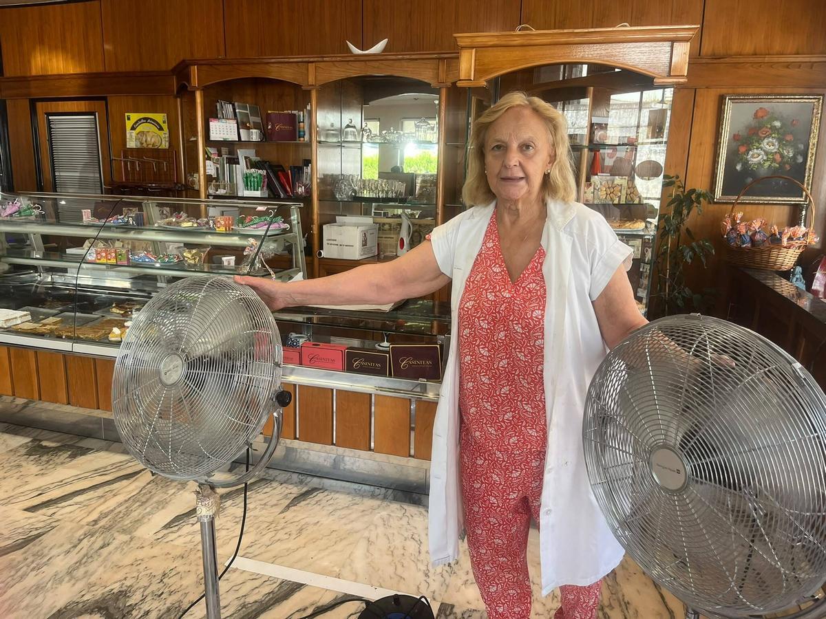 Ana Menéndez, con los ventiladores instalados en su confitería Casino, en Cornellana.
