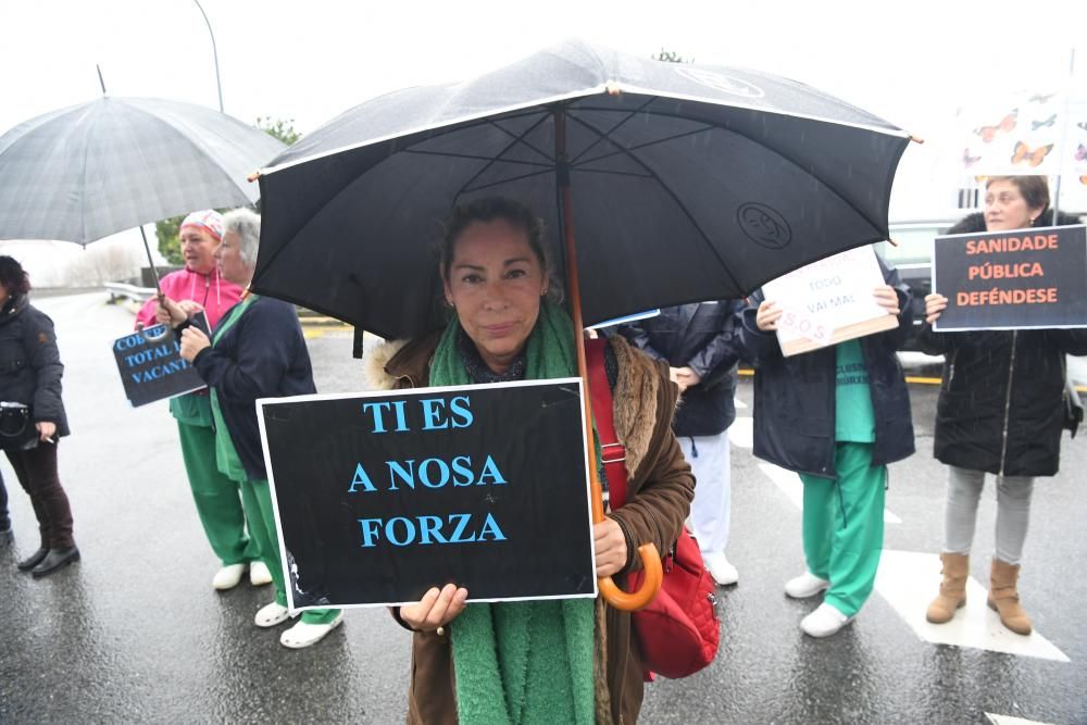Protesta en defensa de la sanidad frente al Hospital de A Coruña