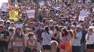 Unas 2.500 personas, según la Policía, se han concentrado este domingo en la plaza de Colón, en Madrid, en contra del uso obligatorio de mascarillas y de otras medidas implantadas por el Gobierno para hacer frente al coronavirus.