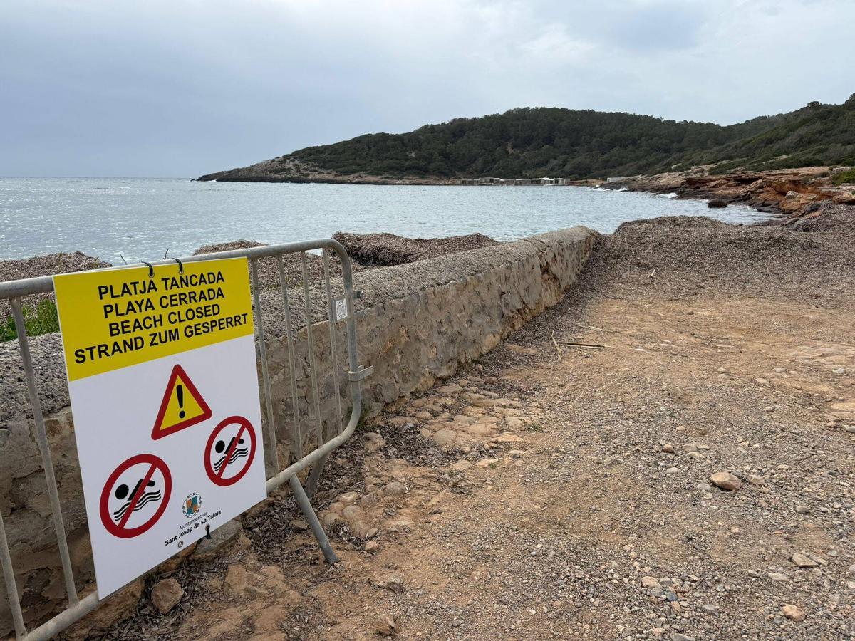 Todas las imágenes de los restos del yate hundido y el cierrer de la playa más cercana a sa Sal Rossa