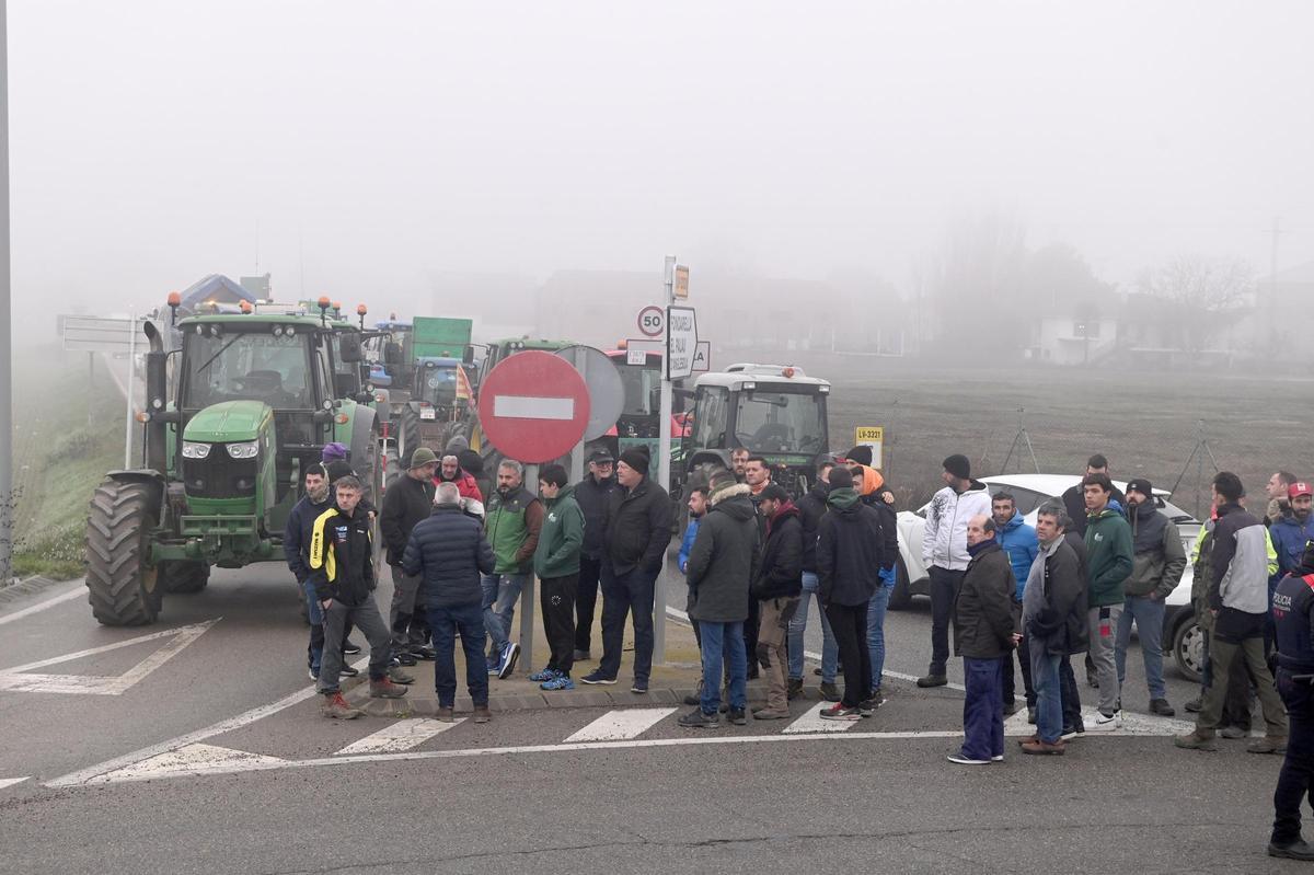 Agricultores catalanes protestan en Fondarella, en el Pla dUrgell (Lleida)