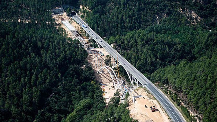 S&#039;està treballant en l&#039;estructura del viaducte de les Fosses, que es troba en el tram de Santa Coloma a Caldes.
